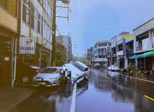 疑天雨路滑！小客車失控　凌空「騎上」路邊車釀2傷