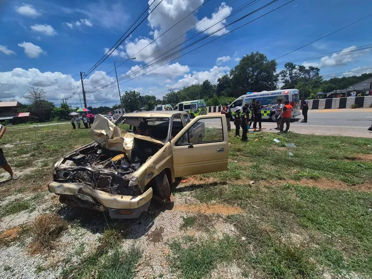 貨卡車頭嚴重變形。路透