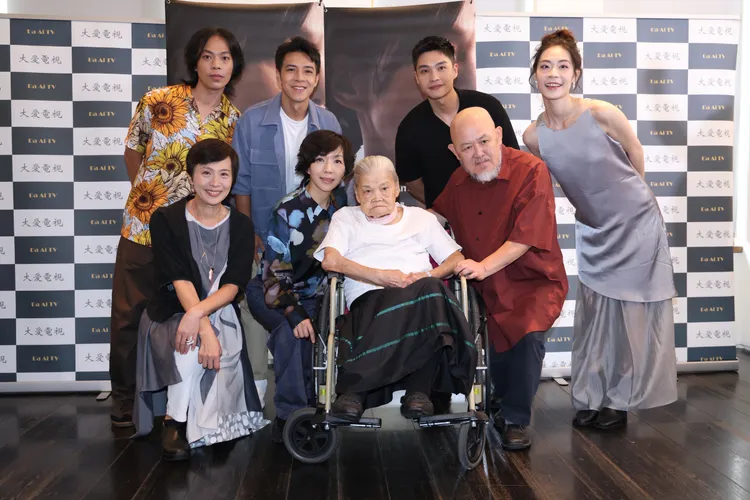 《相信》主要演員和林正盛導演與高愛師姐合影。莊宗達攝