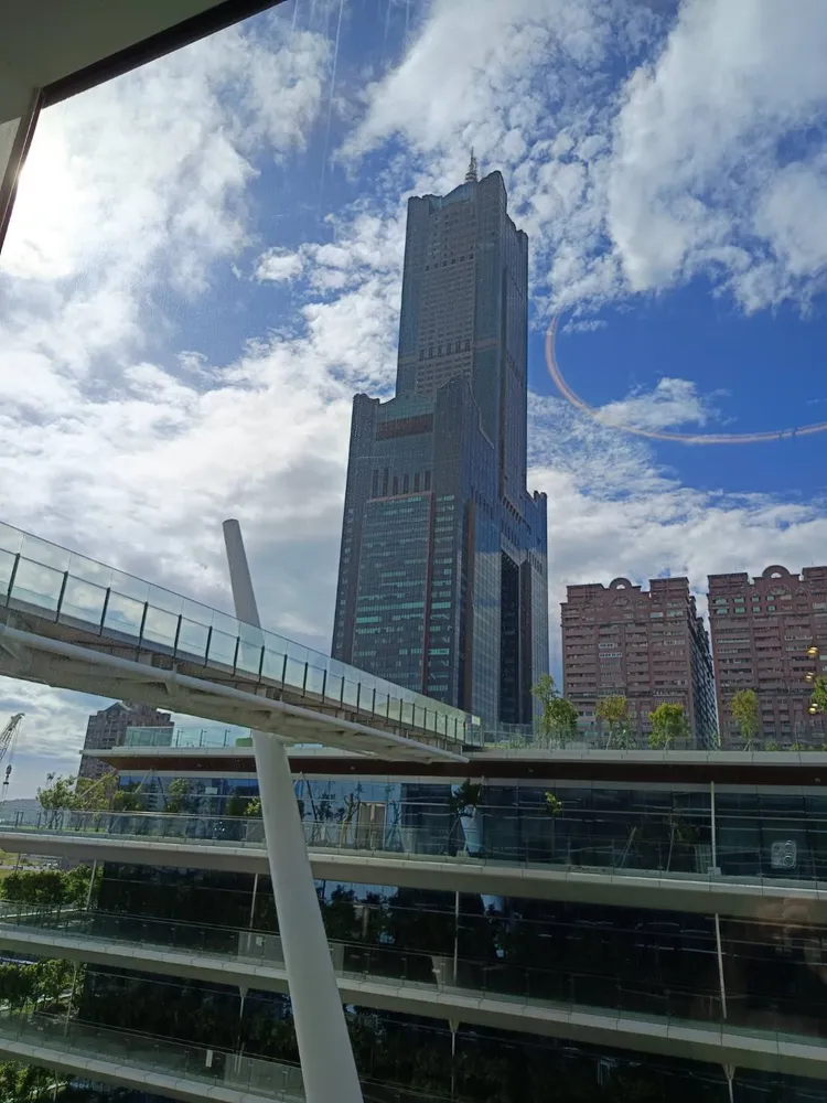 中信銀亞灣分行整體設計呼應亞洲新灣區與高雄市立圖書館總館周邊的藝文氛圍，將金融、文化與科技三項元素融入分行空間，從亞灣分行可遠眺知名的高雄摩天大樓85大樓。許麗珍攝