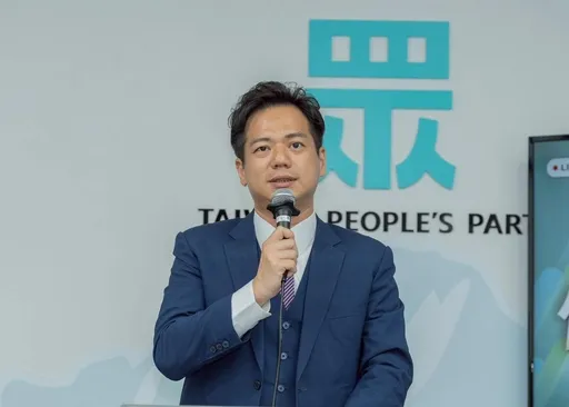 曾陪父兄走過病痛　邱臣遠憶長照黑暗　挺安樂死公投