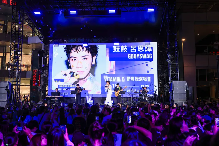 鼓鼓信義區開唱，現場被歌迷擠得水洩不通。相信音樂提供