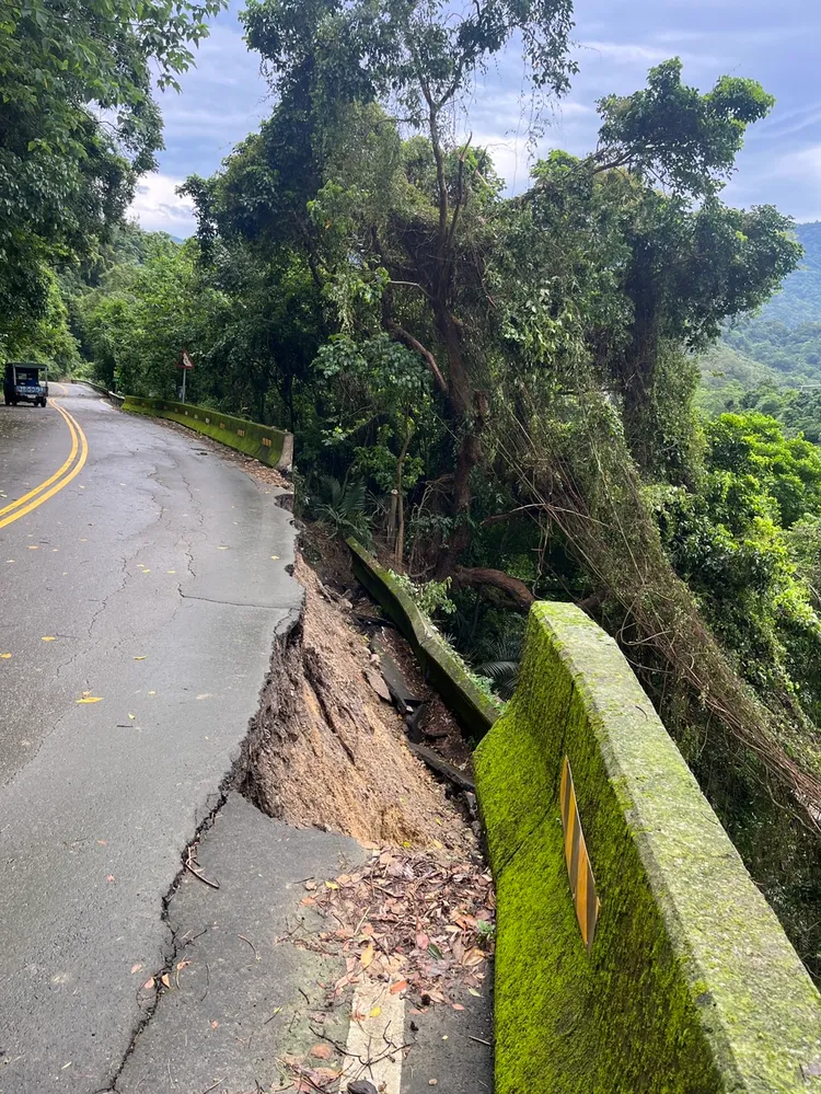 苗124線24K靠近獅頭山（龍門隧道）下邊坡崩塌。縣府提供