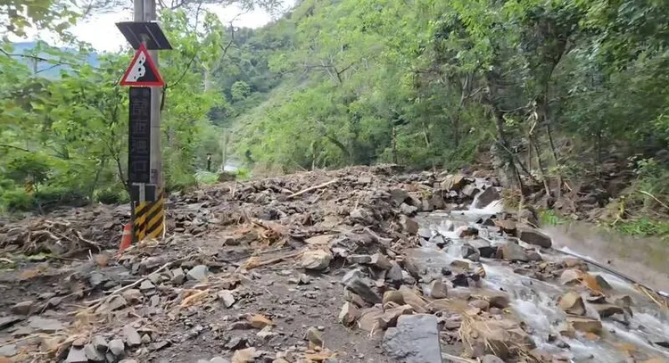 苗21線山壁大量土石崩落，交通受阻中斷，造成南庄2部落12人受困。楊文昌議員提供
