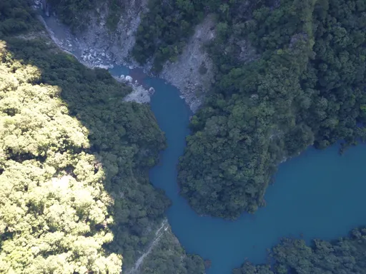 巴威颱風逼近花蓮萬里溪堰塞湖水位已達69.8%　空勤再投放水位計監測