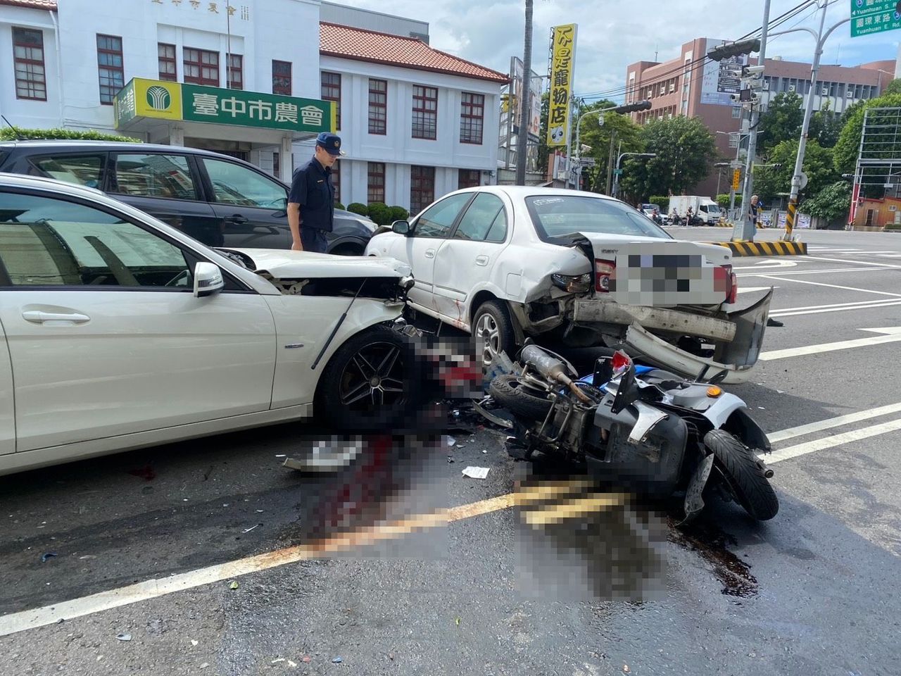 台中5車追撞釀1死5傷 男騎士遭2車夾擊「血流滿地」慘死
