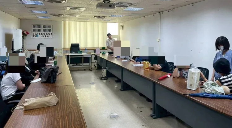 數十名台安藥局員工到台南市議會陳情，勞工局也派員說明處理狀況。勞工局提供