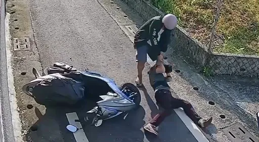 毒蟲缺錢當街搶阿嬤！結局大逆轉　退休老師反教訓他一頓　下場曝光