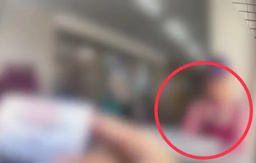 捷運站前違規占人行道設攤！阿婆遭開罰又沒入攤架　警方曝一年取締17次