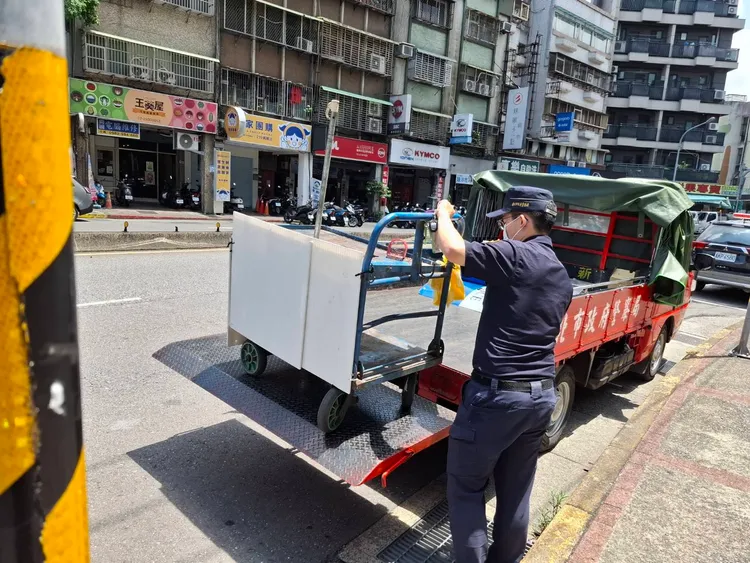 捷運站前攤販遭警強制查扣，王姓女攤販積欠多筆罰鍰成執法關鍵。翻攝畫面
