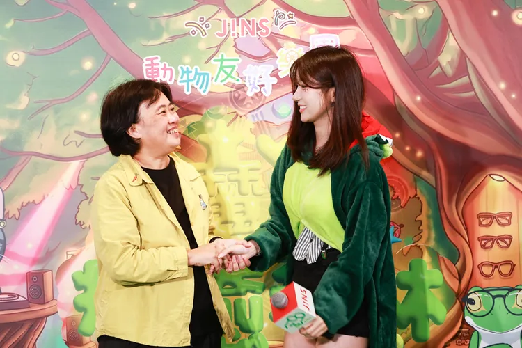 李珠珢（左）大方捐出前一年穿過的「香氣私服」恐龍裝應援服。品牌提供