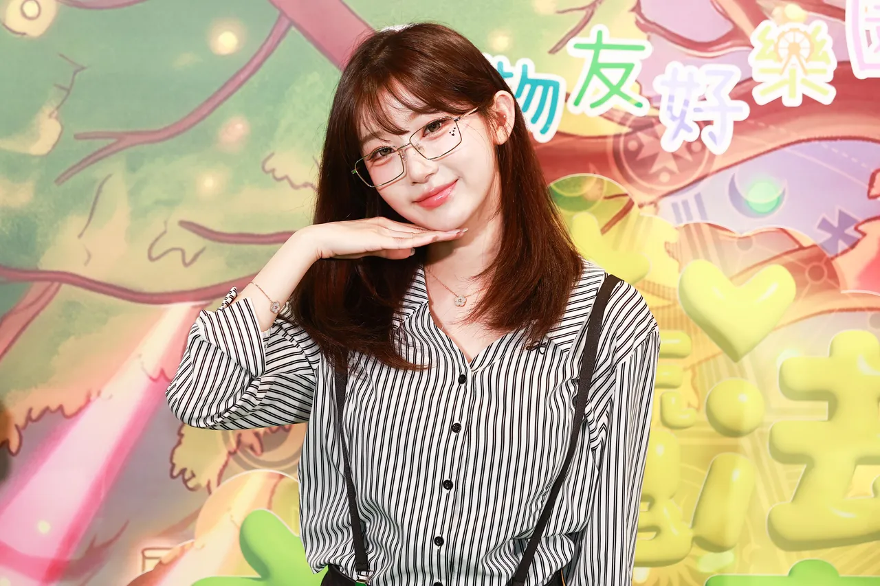 李珠珢戴起金屬方框眼鏡散發知性魅力。品牌提供