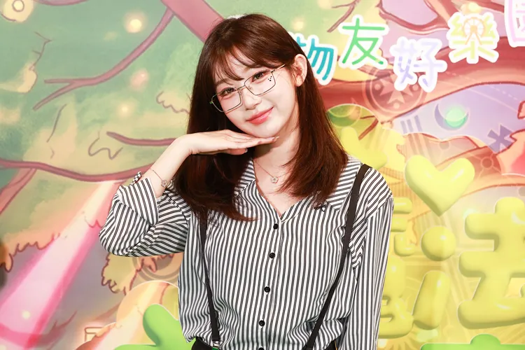 李珠珢戴起金屬方框眼鏡散發知性魅力。品牌提供