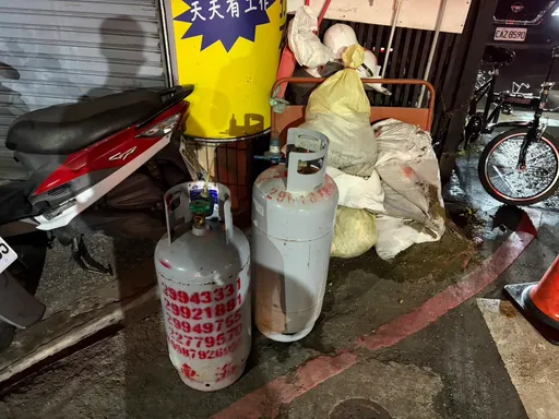 發酒瘋嗆同歸於盡！醉男持刀開瓦斯潑汽油　警消千鈞一髮制伏　