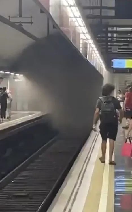 地鐵隧道竄出濃濃黑煙。翻攝X