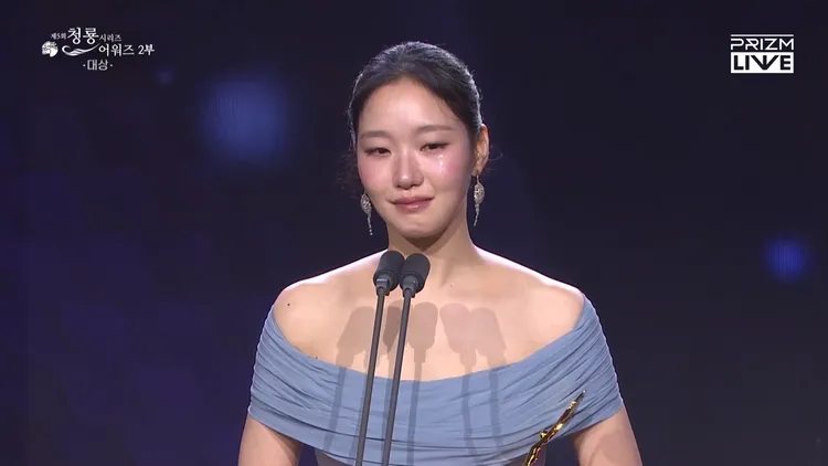 金高銀拿下年度大獎，邊哭邊講感言。翻攝PRIZE