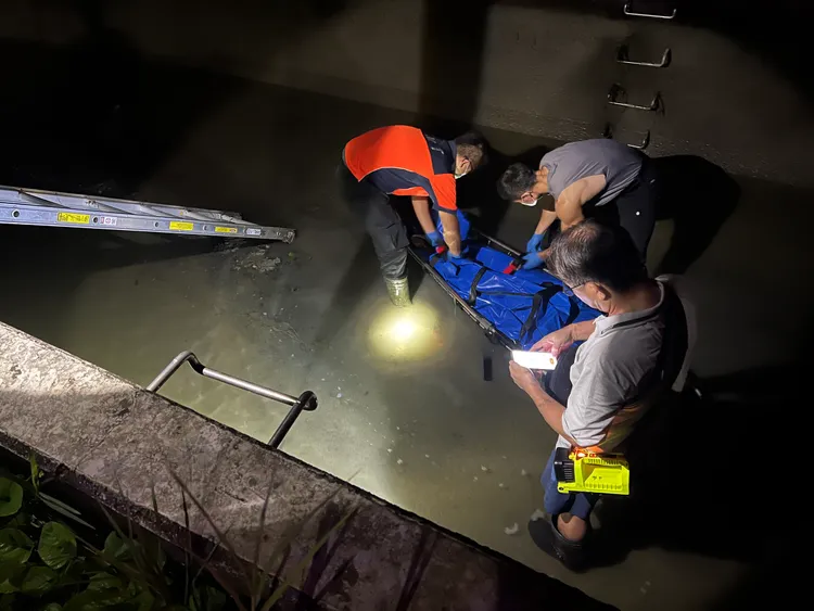 警消徹夜搜索，今天清晨4時許發現時，陳婦已成冰冷遺體。民眾提供