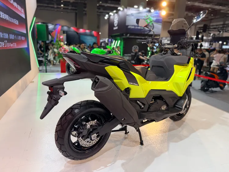 CV-X45定位為黃牌跨界Adventure車款，搭載427c.c.水冷單缸引擎，兼顧公路巡航與輕度越野需求。林浩昇攝