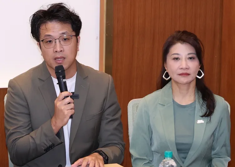 台北市長參選人沈伯洋與立委林楚茵今皆發文批評，藍白聯手封殺譴責中國惡法的提案。莊宗達攝