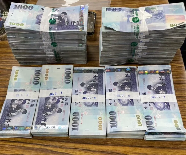 被害人差點被搶走的250萬元現金。翻攝畫面