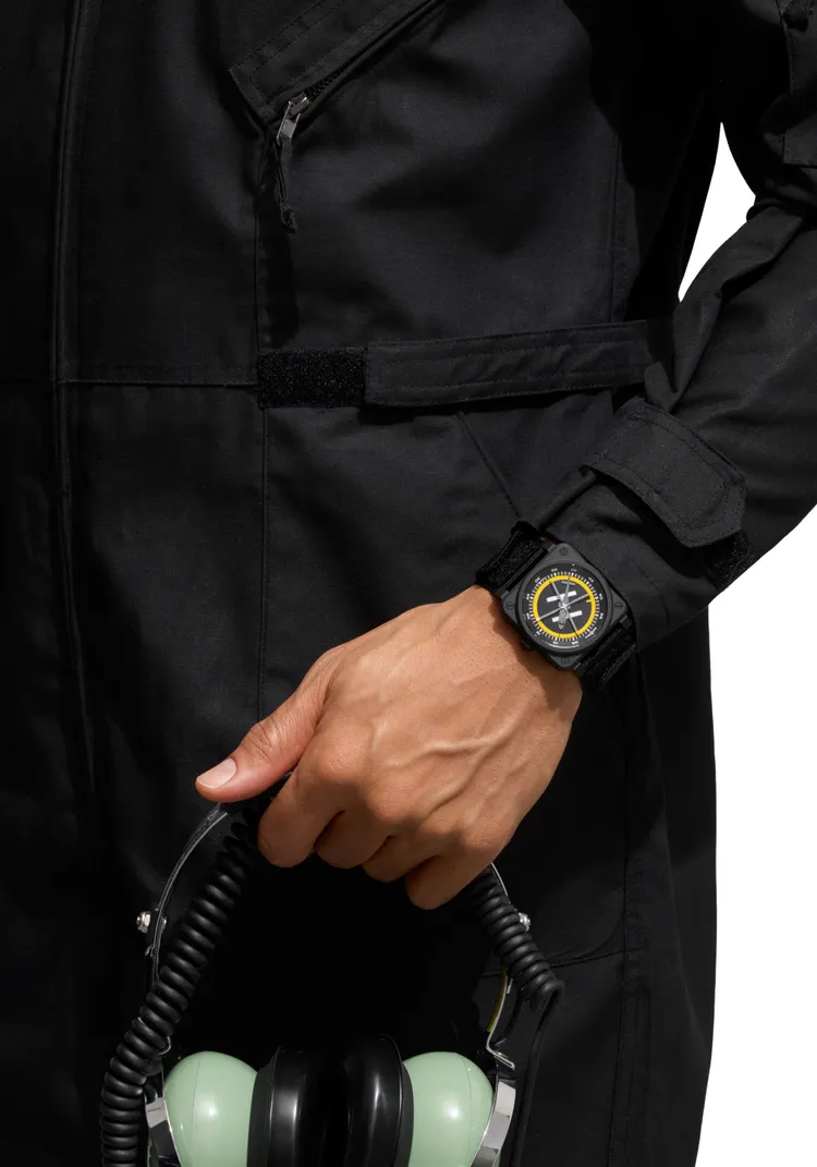 Bell & Ross BR-03 Helipad，41mm，微噴砂黑色陶瓷錶殼，鮮黃色橡膠錶帶 / 黑色強韌合成布料錶帶，BR-CAL.327三針自動上鏈機芯，動力儲存54小時，防水深度100米，限量500只，15萬3000元。品牌提供