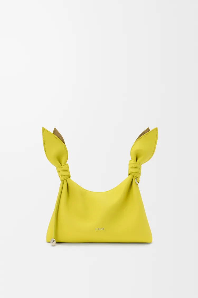 LOEWE迷你平滑小牛皮Scarf包款檸檬黃，7萬8000元。品牌提供