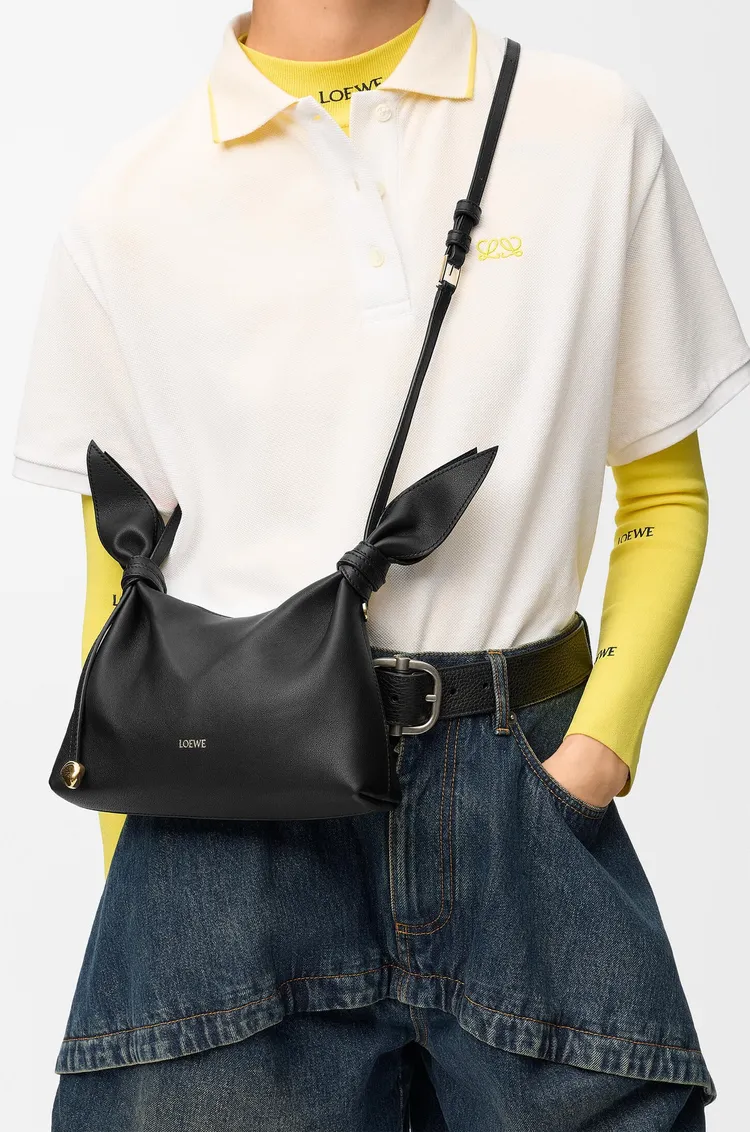 LOEWE迷你平滑小牛皮Scarf包款，7萬8000元。品牌提供