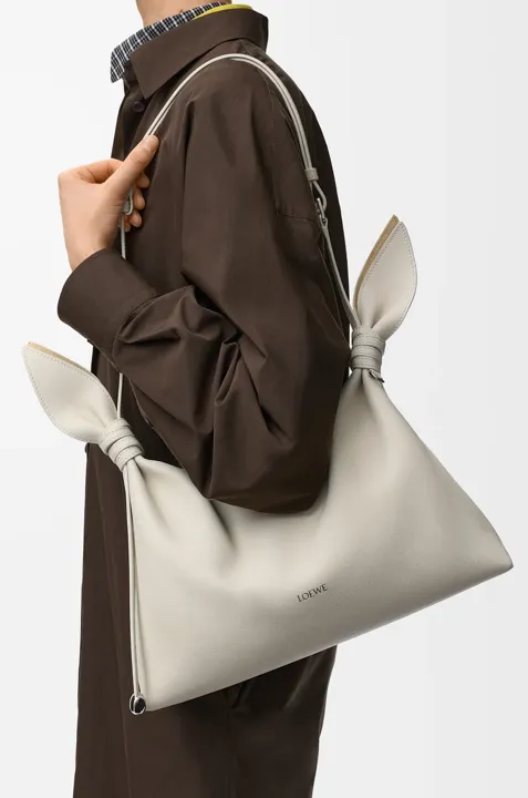 LOEWE 中型平滑小牛皮Scarf包款，9萬8000元。品牌提供