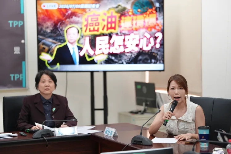 民眾黨黨團主任陳智菡(右)。彭欣偉攝影