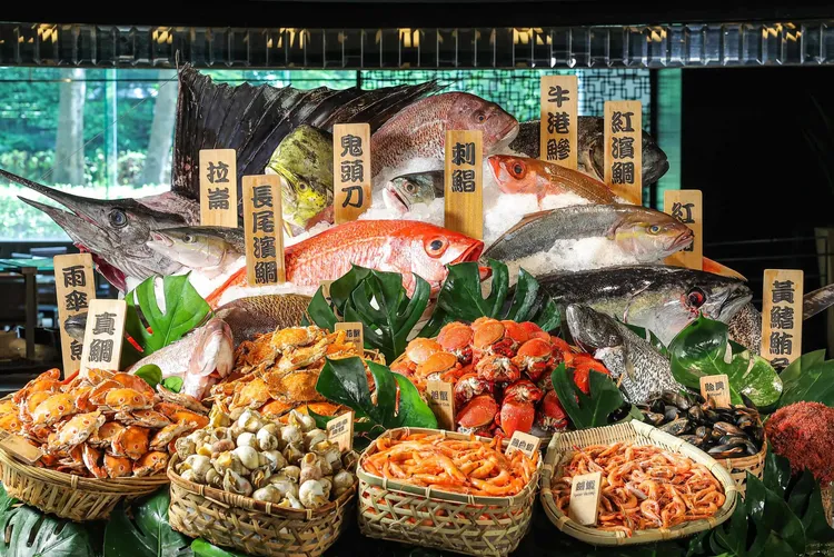 台北晶華酒店人氣自助餐廳栢麗廳推出多款旅展限定優惠，其中平日早餐單人套票五張一組特價2900元，相當於6折優惠。台北晶華提供