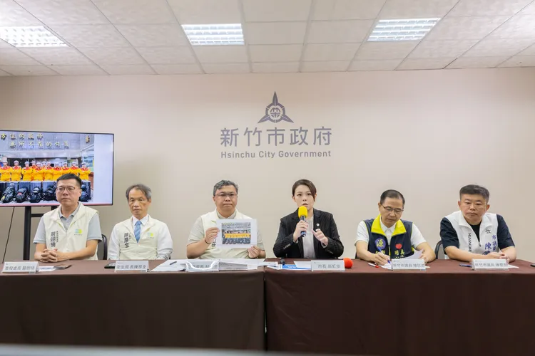 新竹市政府今(29)日召開「新竹市校園食品安全重大訊息公布記者會」，市長高虹安率教育處長林立生、衛生局長陳厚全等官員，針對中央最新公布問題油品流向。新竹市政府提供