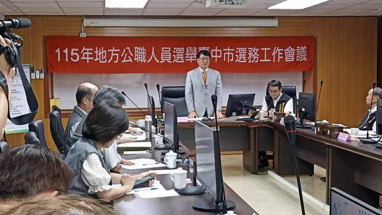 中選會主委游盈隆今天視察台中市選委會。民眾提供