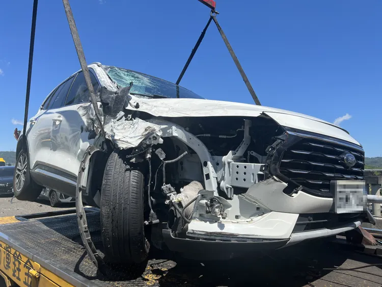 肇事車輛車頭撞毀。翻攝畫面