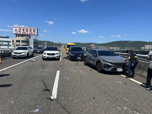 國道五股路段5車追撞2人傷　一度回堵超過1公里