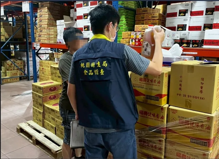 稽查回收作業。桃園市衛生局提供