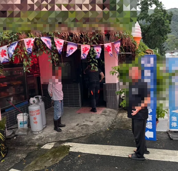 警員協助把瓦斯桶搬到戶外。大溪警分局提供