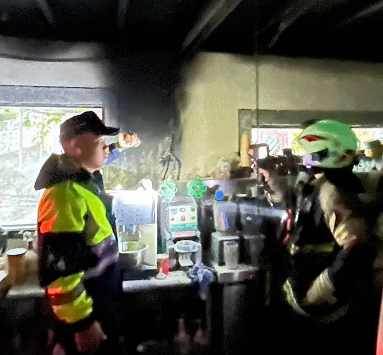 警消現場勘查防火勢復燃。大溪警分局提供