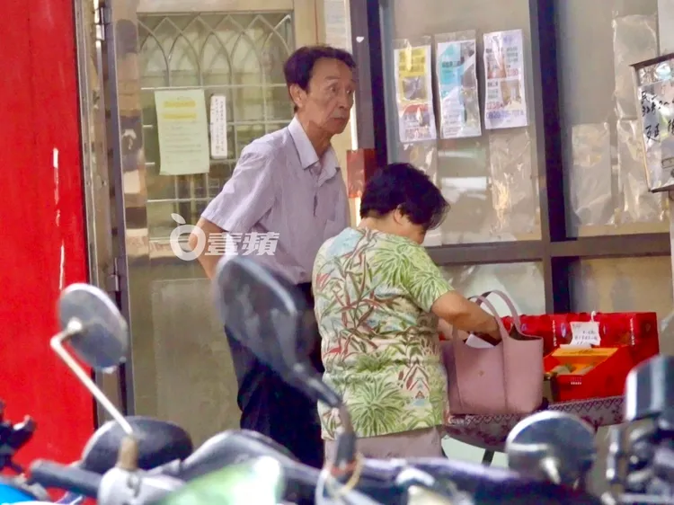 民眾慕名前來關聰（左）的攤子。特勤中心攝