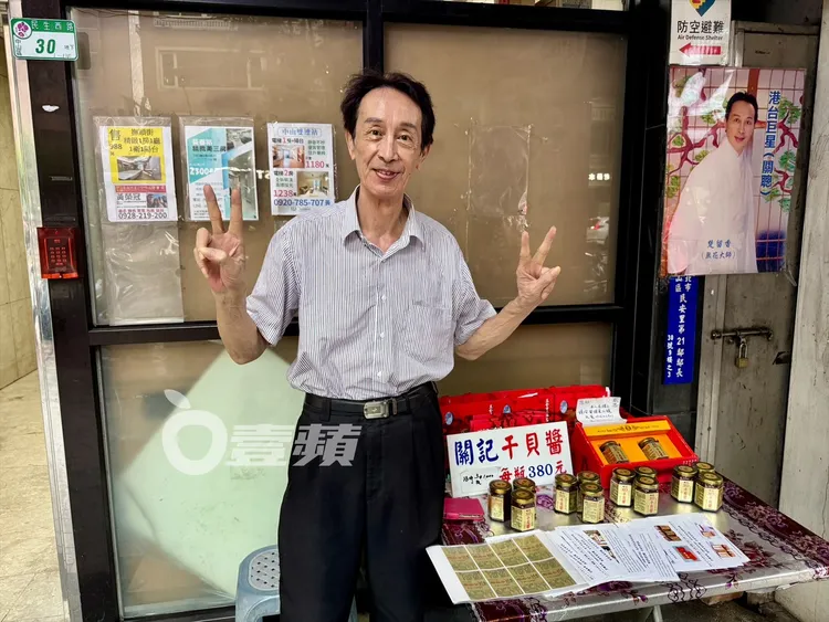 關聰開心對鏡頭比YA，一旁還有他年輕時飾演的「無花和尚」海報。特勤中心攝
