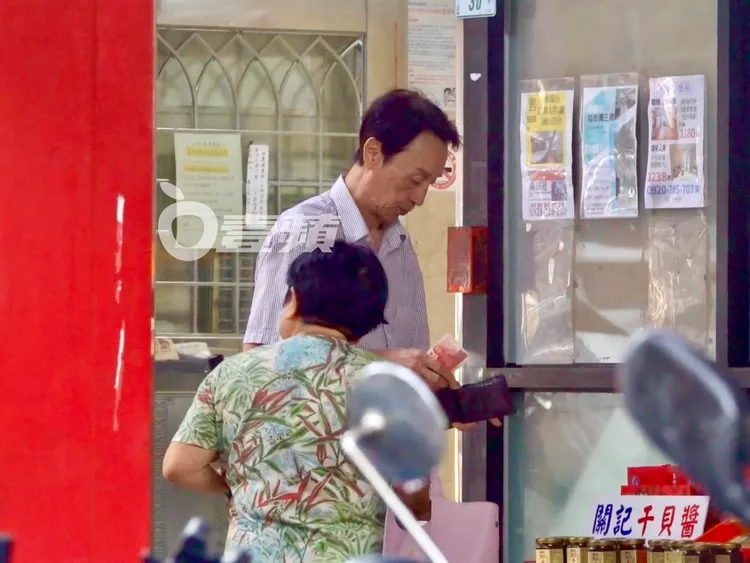 關聰服務客人，仔細收錢找錢。特勤中心攝