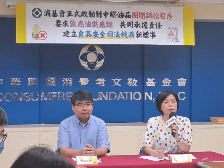 消費者文教基金會董事長鄧惟中（左）、秘書長陳雅萍。消基會提供
