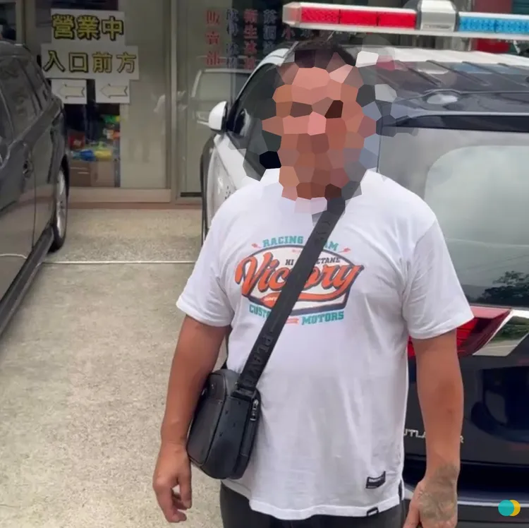 出手毆打消防員的謝男。翻攝畫面