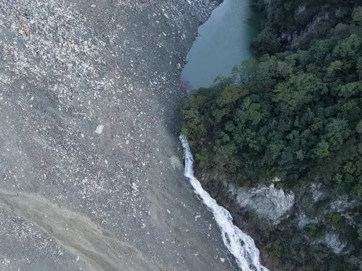 萬里溪堰塞湖「已溢流」！大水滾滾而下　最新空拍畫面曝光