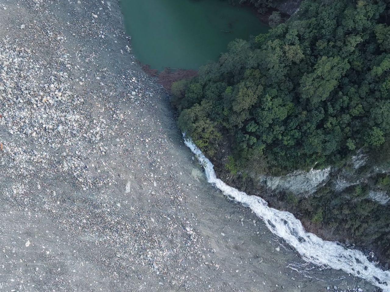 萬里溪堰塞湖「已溢流」!大水滾滾而下 空拍影片曝光