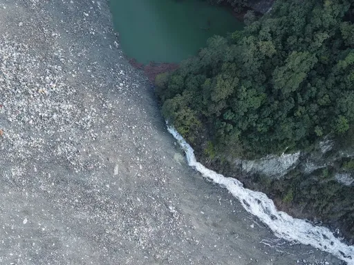 萬里溪堰塞湖「已溢流」！大水滾滾而下　空拍影片曝光