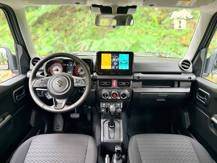 車室升級9吋多媒體觸控螢幕與4.2吋LCD資訊顯示幕，支援無線Apple CarPlay、Android Auto，兼顧科技感與日常便利性。林浩昇攝