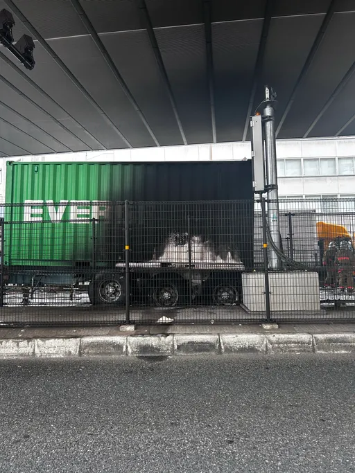 東京上野貨櫃車起火！黑煙瀰漫首都高封閉　燃燒畫面曝