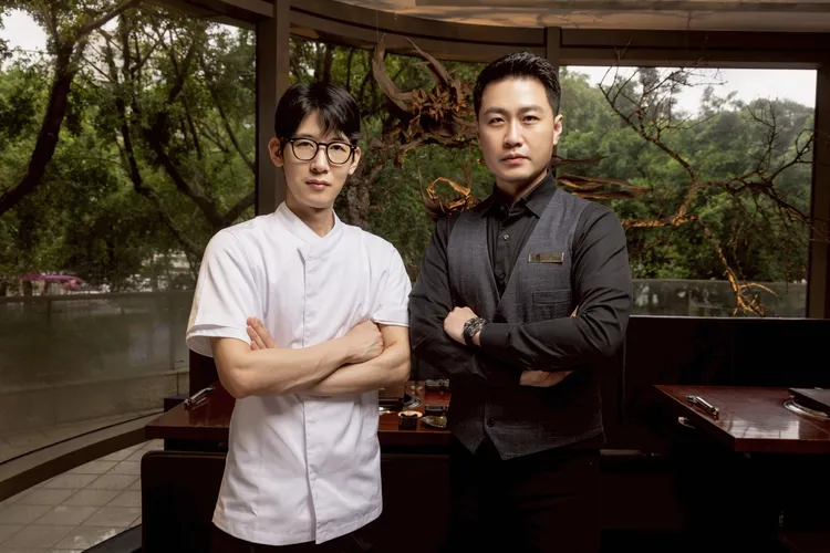 TTEURAK主廚Kim Young Woo(左)與梵燒肉品牌經理Josh（右）。業者提供