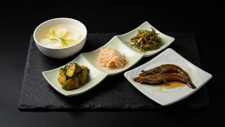 TTEURAK 經典漬物三拼／醬漬鮮蝦／水泡菜。業者提供