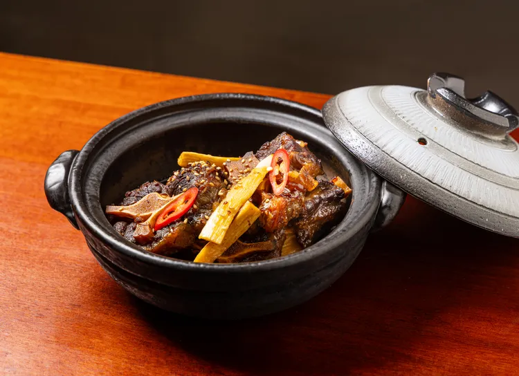 VANNE x TTEURAK秘製燉牛尾飯。業者提供
